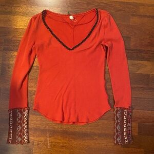 M+M Vintage Women's Rust V-Neck Top with Patterned Cuff - size medium